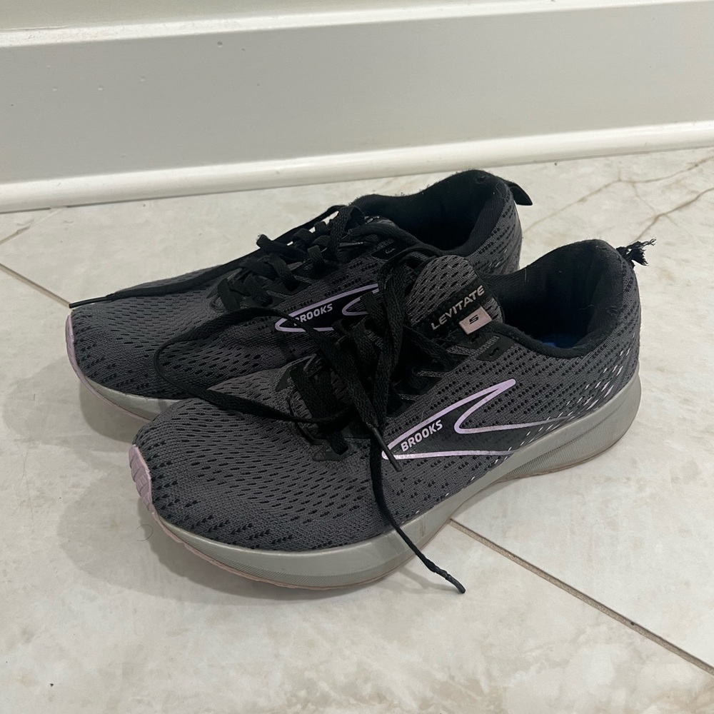 Brooks Gray Levitate 5 Sneakers Size 8 US